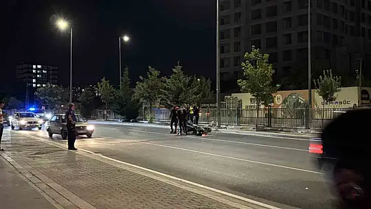 Kontrolü kaybolan motosikletli polis direğe çarptı: 1 yaralı