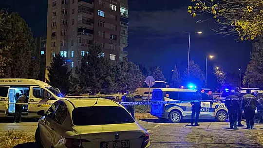 Konuşmak için çağırdığı eşini sokak ortasında öldürdü