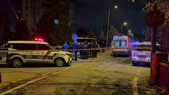 Konuşmak için çağırdığı eşini sokak ortasında öldürdü