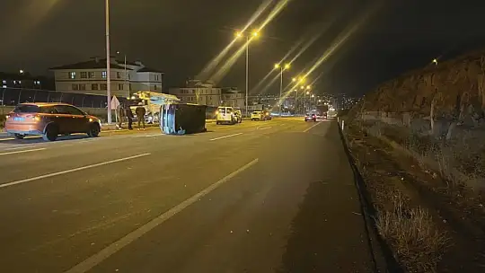 Köpeğe çarpan minibüs yan yattı: 2 yaralı