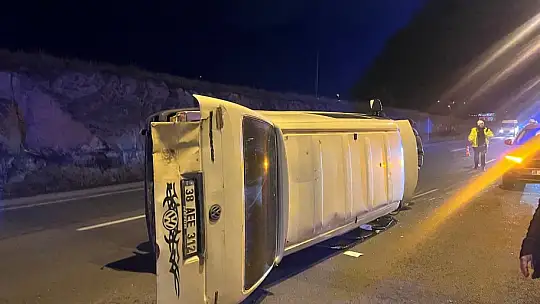 Köpeğe çarpan minibüs yan yattı: 2 yaralı