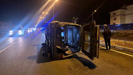 Köpeğe çarpan minibüs yan yattı: 2 yaralı