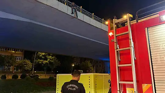 Köprüden atlamak isteyen şahsı polis ikna etti