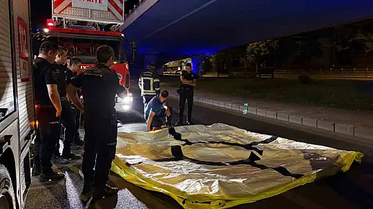 Köprüden atlamak isteyen şahsı polis ikna etti