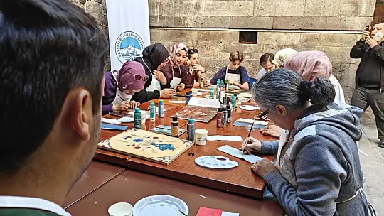 Kursiyerler geleneksel motifleri deri üzerine işledi
