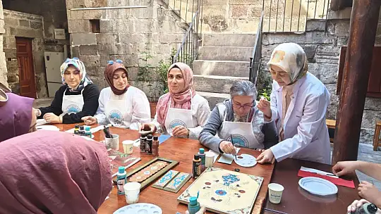 Kursiyerler geleneksel motifleri deri üzerine işledi