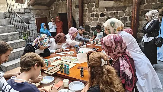 Kursiyerler geleneksel motifleri deri üzerine işledi