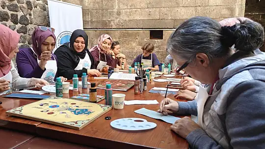 Kursiyerler geleneksel motifleri deri üzerine işledi