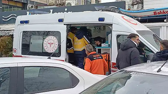 Kuruyemişçi deposunda çıkan yangında 4 kişi dumandan etkilendi