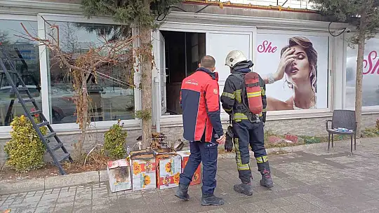 Kuruyemişçi deposunda çıkan yangında 4 kişi dumandan etkilendi