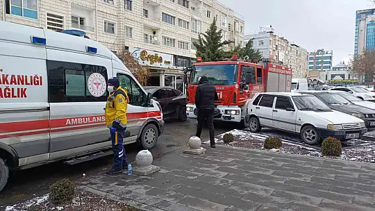 Kuruyemişçi deposunda çıkan yangında 4 kişi dumandan etkilendi