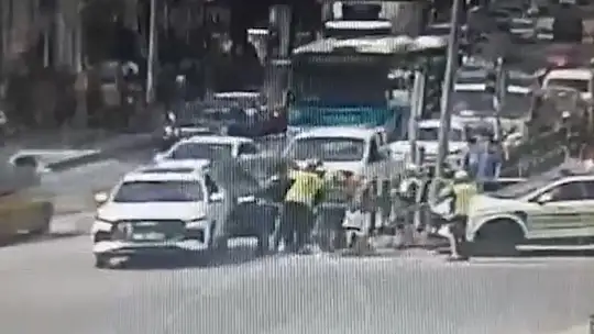Kuryeyi polisin 'heimlich' manevrası kurtardı