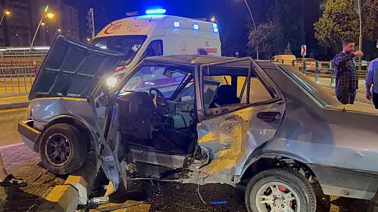 Kuş türü araba ortadan büküldü: 3 yaralı
