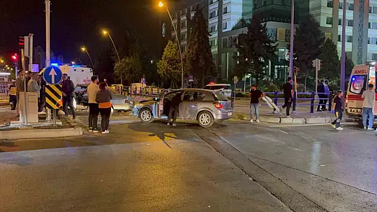 Kuş türü araba ortadan büküldü: 3 yaralı