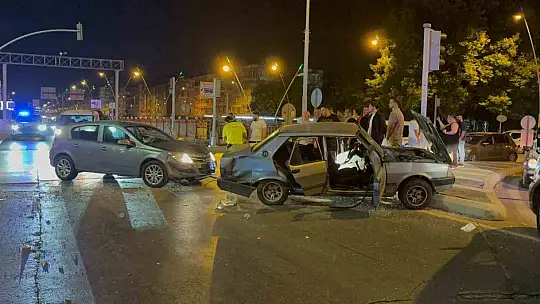 Kuş türü araba ortadan büküldü: 3 yaralı