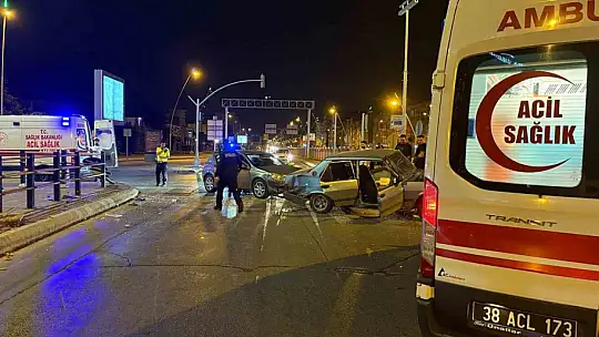 Kuş türü araba ortadan büküldü: 3 yaralı