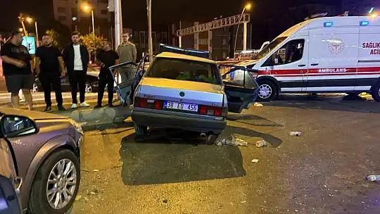 Kuş türü araba ortadan büküldü: 3 yaralı