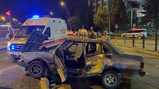 Kuş türü araba ortadan büküldü: 3 yaralı