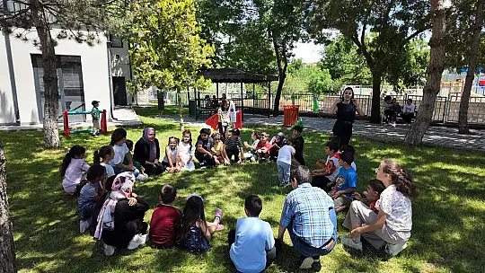 Kütüphane geziyor, çocuklar hem okuyor hem eğleniyor