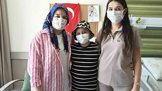 Lösemi hastası küçük çocuk, balonlarla taburcu oldu