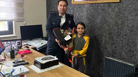 Mahalle sakinlerinden polislere sürpriz kutlama