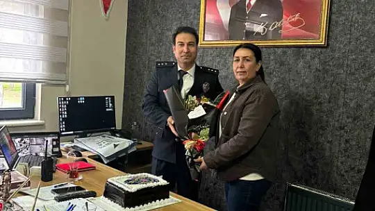 Mahalle sakinlerinden polislere sürpriz kutlama