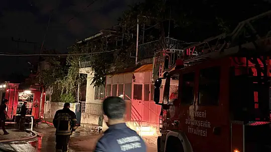 Mangaldan çıkan yangın evin çatısını küle çevirdi