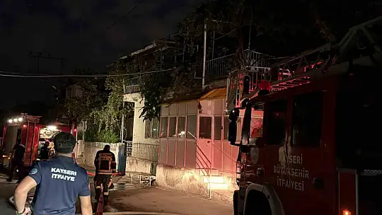 Mangaldan çıkan yangın evin çatısını küle çevirdi