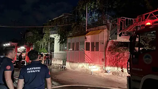 Mangaldan çıkan yangın evin çatısını küle çevirdi