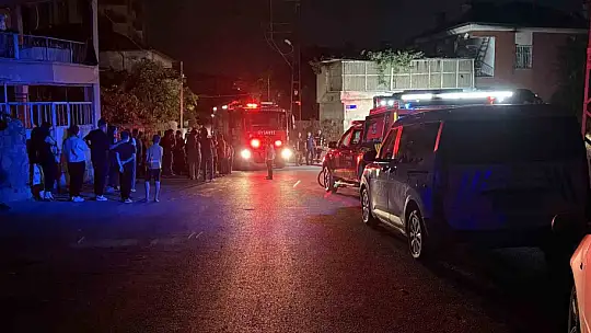 Mangaldan çıkan yangın evin çatısını küle çevirdi