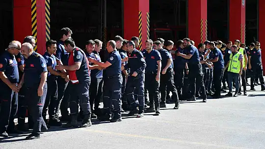 Manisa ve İzmir'deki yangınlara müdahale eden kahraman itfaiyeciler Kayseri'ye döndü