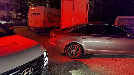 Market otoparkına sıkışınca yaya olarak kaçtı