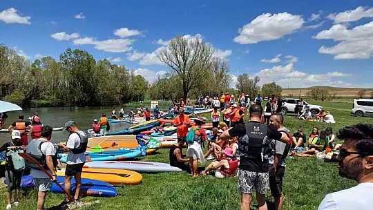 Mavi ile yeşilin buluştuğu Zamantı Irmağı'nda kürek çektiler