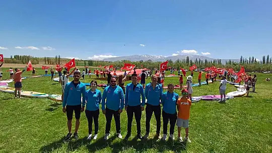 Mavi ile yeşilin buluştuğu Zamantı Irmağı'nda kürek çektiler