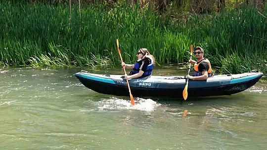 Mavi ile yeşilin buluştuğu Zamantı Irmağı'nda kürek çektiler