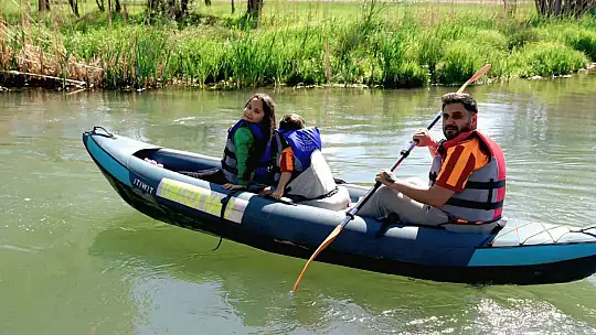 Mavi ile yeşilin buluştuğu Zamantı Irmağı'nda kürek çektiler