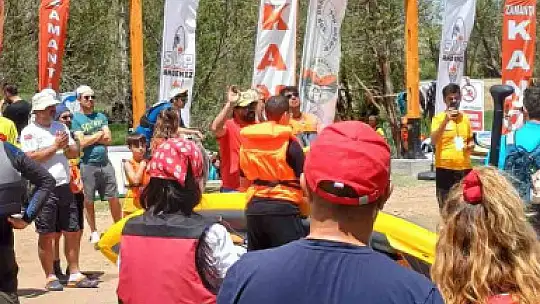 Mavi ile yeşilin buluştuğu Zamantı Irmağı'nda kürek çektiler