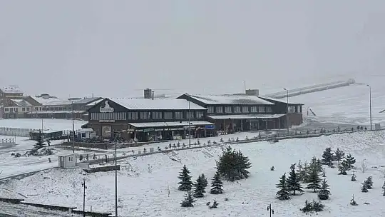 Mayıs karı Erciyes'i beyaza bürüdü