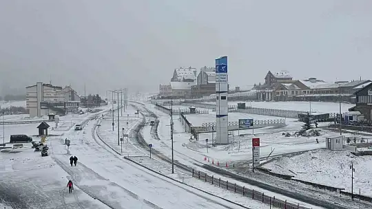 Mayıs karı Erciyes'i beyaza bürüdü