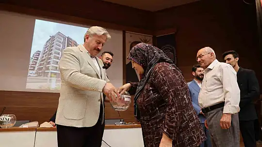Melikgazi Belediyesi, Battalgazi'deki hak sahiplerini yeni evlerine kavuşturdu