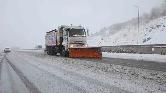 Melikgazi Belediyesi ekipleri karla mücadele için sahada