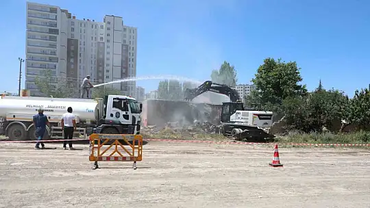 Melikgazi Belediyesi ilçedeki metruk yapıların yıkımına devam ediyor