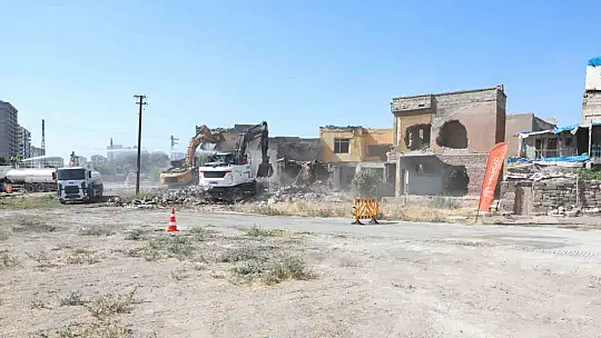 Melikgazi Belediyesi ilçedeki metruk yapıların yıkımına devam ediyor