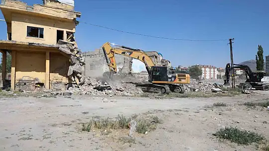 Melikgazi Belediyesi ilçedeki metruk yapıların yıkımına devam ediyor