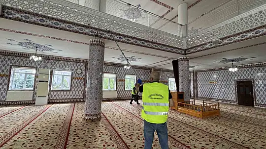 Melikgazi Belediyesi'nden bayram öncesi kapsamlı cami ve mezarlık temizliği