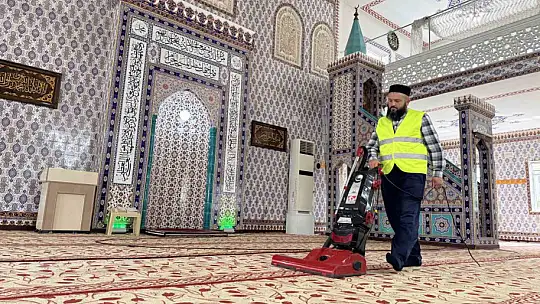 Melikgazi Belediyesi'nden bayram öncesi kapsamlı cami ve mezarlık temizliği