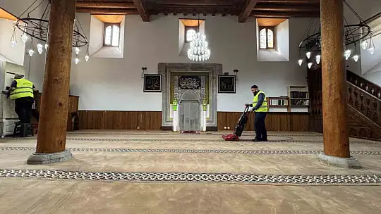 Melikgazi Belediyesi'nden bayram öncesi kapsamlı cami ve mezarlık temizliği