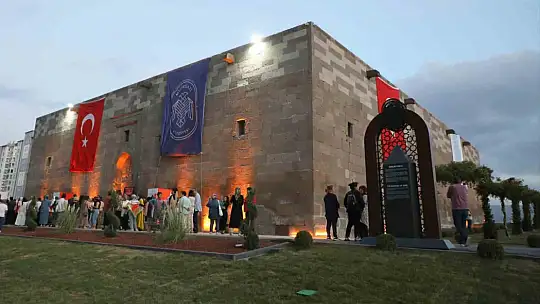 Melikgazi Belediyesi'nin Kumaştan Hikayeler Sergisi unutulmaz anlara tanıklık etti