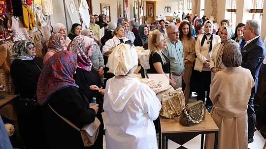 Melikgazi Belediyesi'nin kurslarındaki bir yıllık emek görücüye çıktı