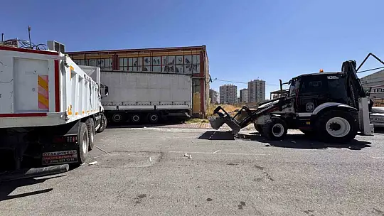 Melikgazi Belediyesi sanayi siteleri ve çevresinde temizlik çalışması yaptı